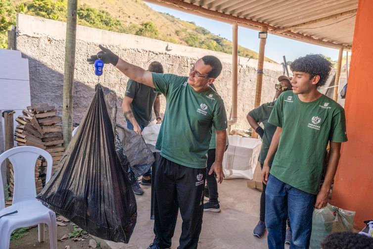 Peixe antes desprezado melhora renda de mulheres da pesca no Rio